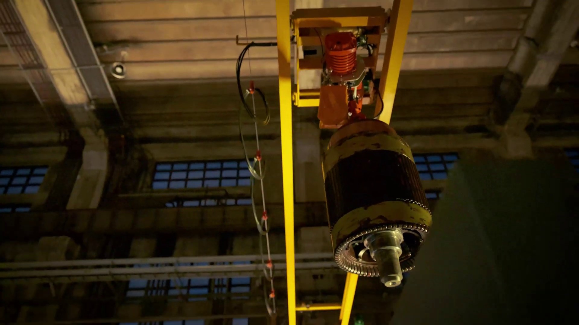 Armature positioned at a maintenance station